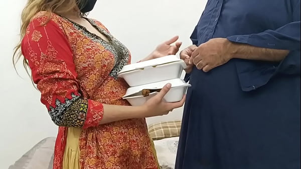 गर्म देसी गृहिणी का खाना डिलीवरी बॉय के साथ सेक्स