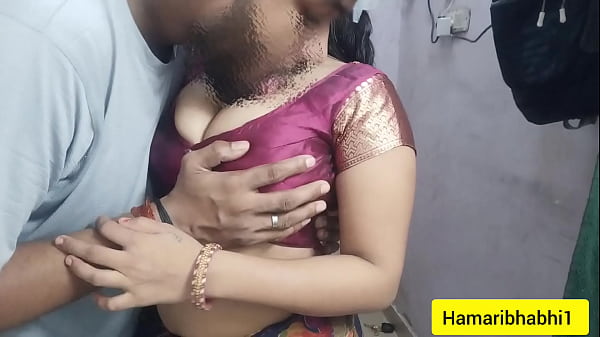 गर्म मसालेदार देसी भाभी की साड़ी फाड़कर जबरदस्त चुदाई। देसी भाभी का साड़ी उठाकर रंगीन सेक्स वीडियो।