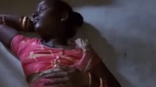 आदिवासी महिला साड़ी उठाकर अपनी चूत दिखा रही है