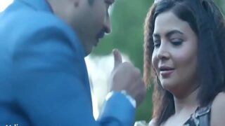 कमीने ने वैन में अजनबी को चोद दिया बड़ी फिल्म में