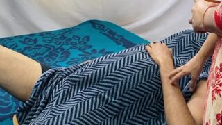 गर्म माँ अपने बेटे के सुबह के खड़े लंड पर सवारी करती हुई देसी अश्लील वीडियो