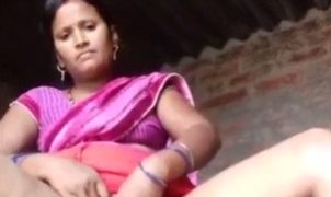 गाँव की भड़कीली चाची ने खोला अपना योनि