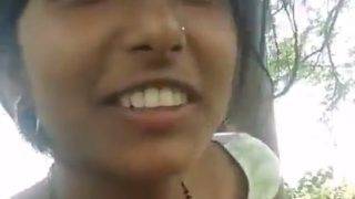 गाँव की रंडी के साथ बाहर खुले में चूची चाटने का मजा