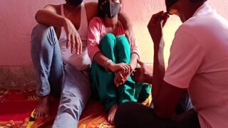 गाँव की सेक्स वीडियो में पति अपनी बीवी को किसी अजनबी के साथ चोदता है