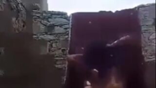 गांव की बांग्लादेशी लड़की का नंगा नहाता हुआ वीडियो