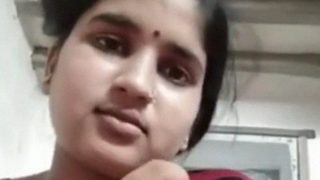 चढ़ी हुई देसी बीवी के मक्खन जैसे मुम्मे दिखा रही है