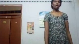 तमिल आंटी के कपड़े उतारने का गर्म वीडियो