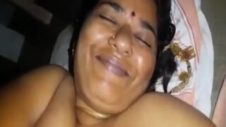 देसी तमिल पति अपनी बीवी के साथ चुदाई का वीडियो बनाता है