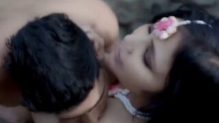 नदी किनारे सैनिक और रानी की देसी चुदाई