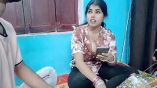 बड़ी छाती वाली भाभी ने अपनी चूत से भुगतान करके पार्सल लिया