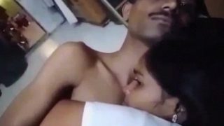भाभी के साथ कपड़े उतारते हुए गरम प्री-प्ले और सेक्स