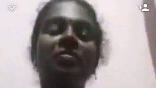 മലയാളി അമ്മായി ജാനകി ബ്ലൗസ് ഉയർത്തുന്നു