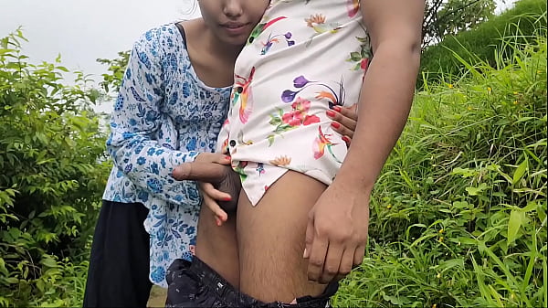 गांव की भाभी का खेत में जंगली चुदाई का मजा
