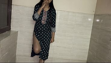 देसी भाभी को अकेले सिगरेट पीते पकड़ा देवर ने, रोज़ चोदता है उसकी चूत और गांड