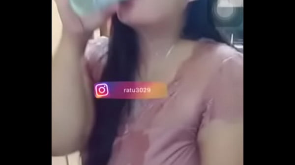 देसी माँ दूध पीकर दूध छातियों पे उगलती है