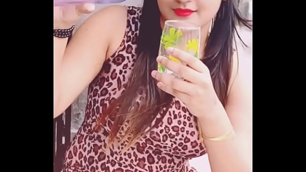 भारतीय लड़की का गर्म X पोज़