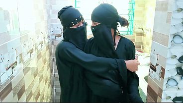 किचन में दो देसी गरम भाभियों का सेक्सी मजा