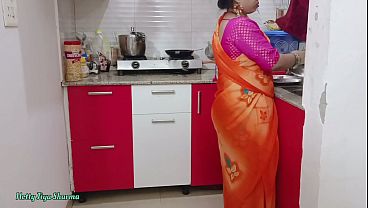 गरमा गरम देसी भाभी का रसीले रंडीपने का मजा, बड़े लंड से चोदाई हो रही है किचन में
