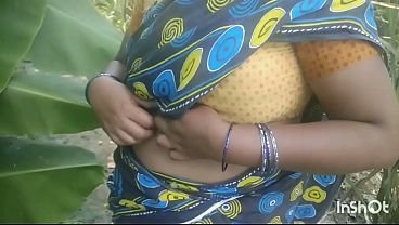 बाहर खुले में गरम सेक्स करती भारतीय घरेलू महिला