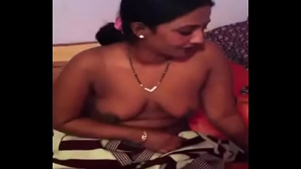 देसी लड़की ब्रा खोलती हुई, सीना नंगा करती हुई