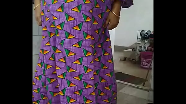 देसी भाभी टॉयलेट में मूतती हुई, गीली चूत दिखा रही है