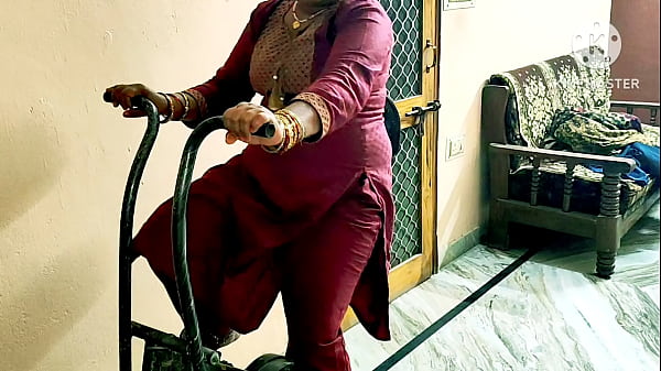 गांव की भाभी जिम के लड़के को चोद रही है