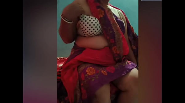 लाइव स्ट्रीम में देसी भाभी को जबरदस्ती धकेला गया