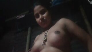 एक गर्म मालकिन तमिल आंटी सेक्स वीडियो में नंगी हो जाती है