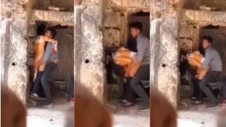 एक गर्म लड़का अपनी गर्लफ्रेंड को खंडहर ऐतिहासिक जगह पर जोर से चोदता है