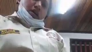 कोरोना रोकथाम दल की महिला अपनी चूत में उंगली डाल रही है
