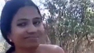 गाँव की देसी रंड बाहर नंगी होकर चुदाई का शो कर रही है