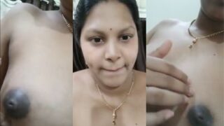 चेन्नई की देसी नंगी औरत अपने नंगे दूध दबाती है