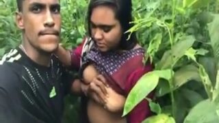 जंगली देसी पागल ने बड़े मांसल मादा को झाड़ियों में खुली जगह पर जोर से चोदा