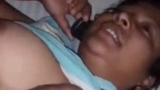 बड़ी छाती वाली भारतीय रंड फोन पर बात करते हुए चुदाई का वीडियो