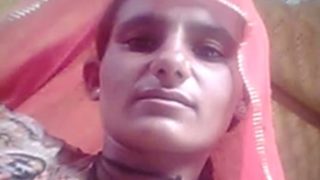 राजस्थानी आंटी की गीली चूत रगड़