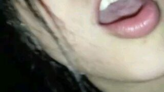 सुंदर मादा अपनी ढीली छातियों के साथ लंड पर चढ़ती हुई