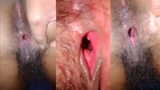 हॉर्नी देसी माँ अपनी गीली चूत कैमरे पर दिखाती है