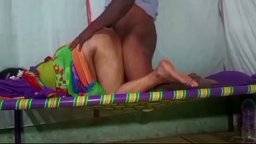 देसी साड़ी में मौसी घर के अंदर कुत्ते जैसी अदा से चुदवाती है