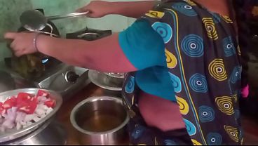 भारतीय गृहिणी अपने बॉयफ्रेंड के साथ रसोई में गर्मागर्म सेक्स करती है