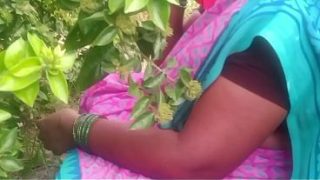 भारतीय भाभी गाँव के खुले में जोरदार सेक्स