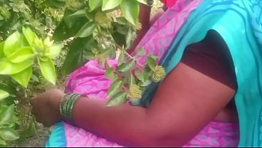 भारतीय भाभी गाँव के खुले में जोरदार सेक्स