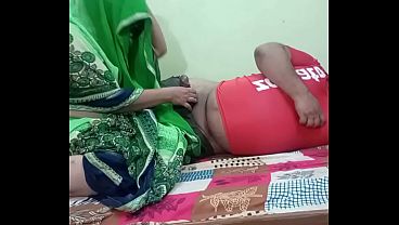 देसी इंडियन जोड़ा बेडरूम में चुदाई का मजा ले रहा है