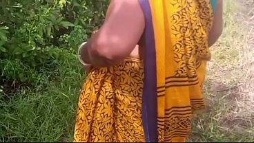 गाँव के लड़के के साथ भारतीय रसीली माँ का जंगल में चुदासी
