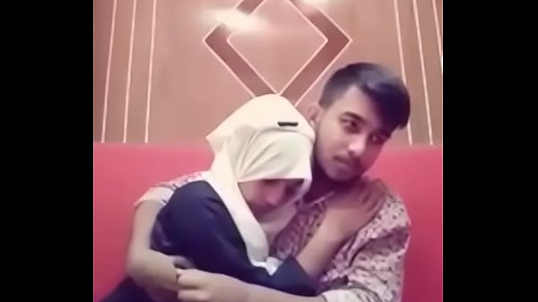 होटल में देसी जोड़े का जोशीला चूमना