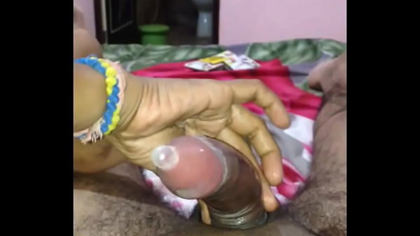 देसी रंडी कंडोम लगा रही है, चूत फाड़ के मारेगी