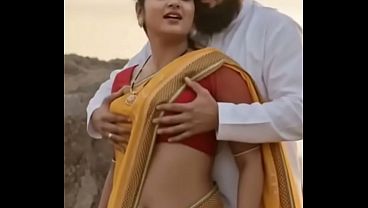 देसी भाभी की साड़ी में दबे भारी जोड़े, उंगलियों से रगड़-रगड़ कर चूसने का मजा