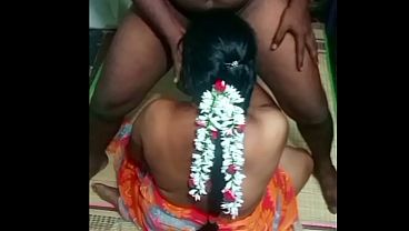 गाँव के काका के साथ भारतीय घरेलू औरत की रात की चुदाई