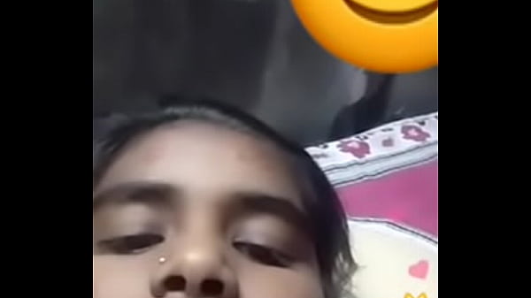 देसी लड़की कैमरे पर अपने दूध दिखा रही है