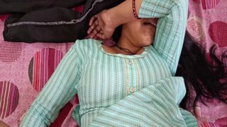 एक रंडी बीवी का छुपकर चुदवाने वाला हॉट हिंदी सीन