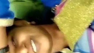 गाँव की मासूम बच्ची की चूत पर मल